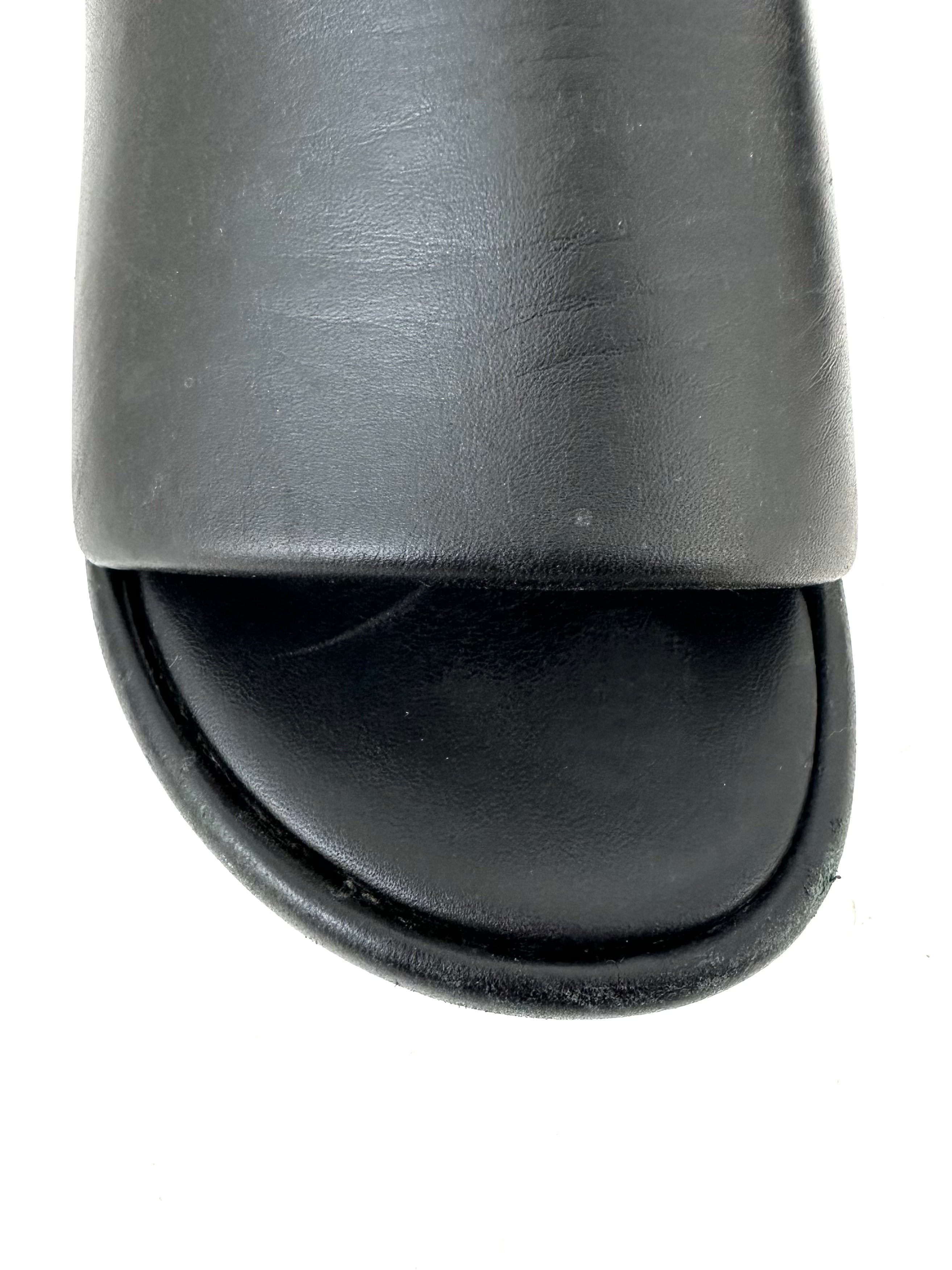 BALENCIAGA〈バレンシアガ〉Rise BB leather platform slides Rise BB leather platform slides in black - Balenciaga
